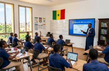 une image paysage qui représente une classe moderne avec des élèves habillés en tenus d'école, un professeur habillé en costume sénégalais, 2 grandes fenêtres d'où vient de la lumière du soleil et éclaire toute la classe, un grand écran collaboratif avec le logo de Microsoft 365, sur le mur côté gauche de l'écran sont collés le drapeau du Sénégal et un tableau blanc avec des écritures, sur le côté droit, se tient un petit armoire en bois ébène avec dedans des livres