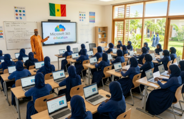 une classe moderne de filles habillées en tenus bleu nuit et beige, un ordinateur portable devant un chaque élève, un professeur habillé en costume sénégalais orange, une grande baie vitrée d'où vient de la lumière du soleil et éclaire toute la classe, un grand écran collaboratif avec le logo de Microsoft 365 suivi, sur le mur côté gauche de l'écran sont collés le drapeau du Sénégal et un tableau blanc avec des écritures